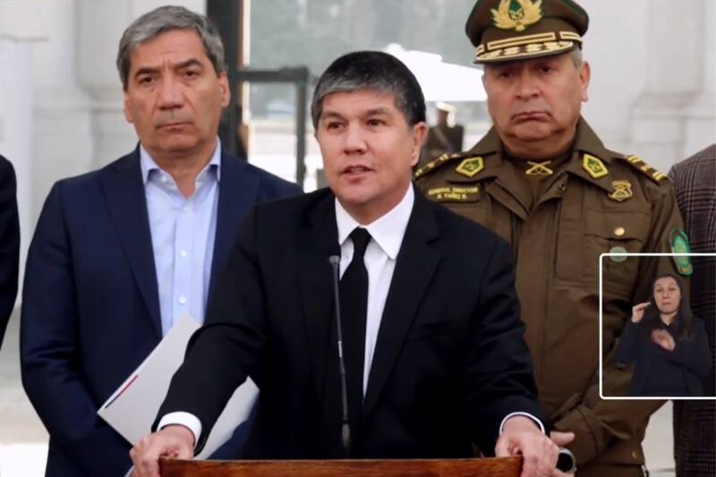 El ministro del Interior informó los resultados de la reunión en un punto de prensa en La Moneda.
