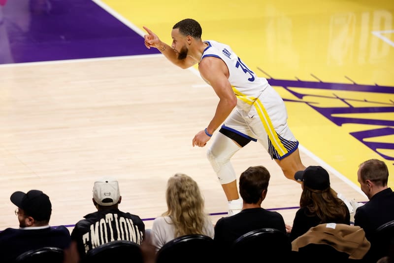 Golden State Warriors define su clasificación a los playoffs contra Los Angeles Clippers. EFE