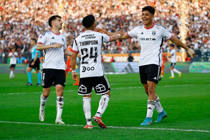 Los dos ex delanteros de Colo Colo se comunican con frecuencia, para darse ánimo y esperar mejores tiempos. Thompson considera un hermano a Pizarro.