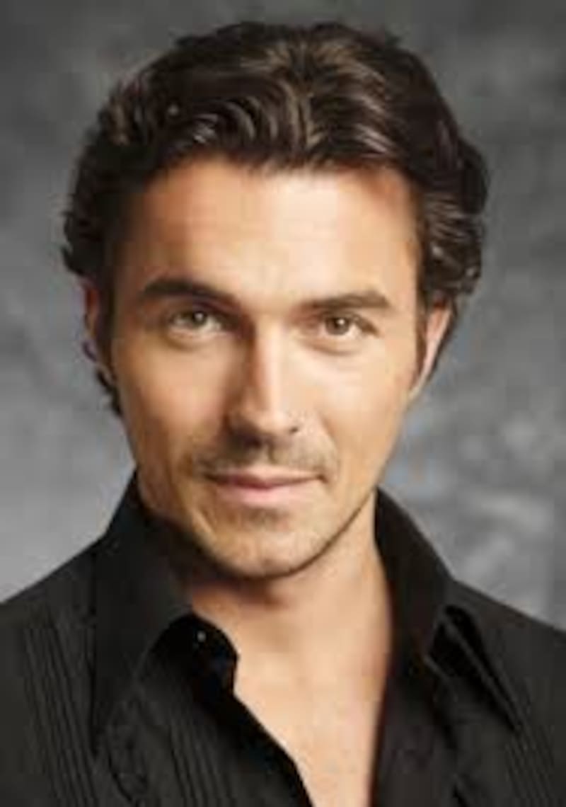 William Abadie es Antoine en "Emily in Paris"