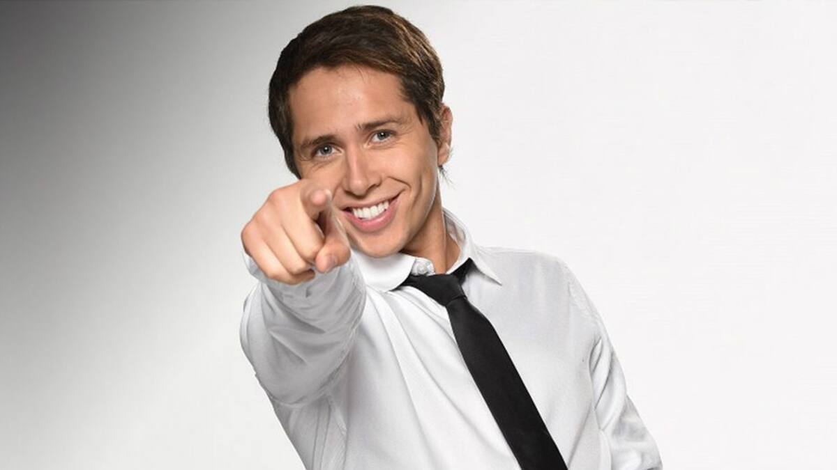 "Gracias por interesarse en mi vida": Karol Dance responde a críticas por usar un fondo falso de biblioteca