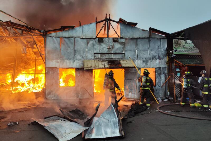 Las llamas están afectando bodegas de la feria de San Antonio en Bellavista. Créditos: Bomberos San Antonio