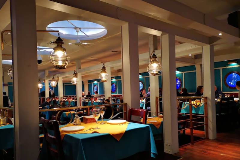 El restaurante está ubicado en el centro de Santiago y aunque su especialidad son los productos del mar, ofrece platos para todos los gustos. Créditos: Google Maps.