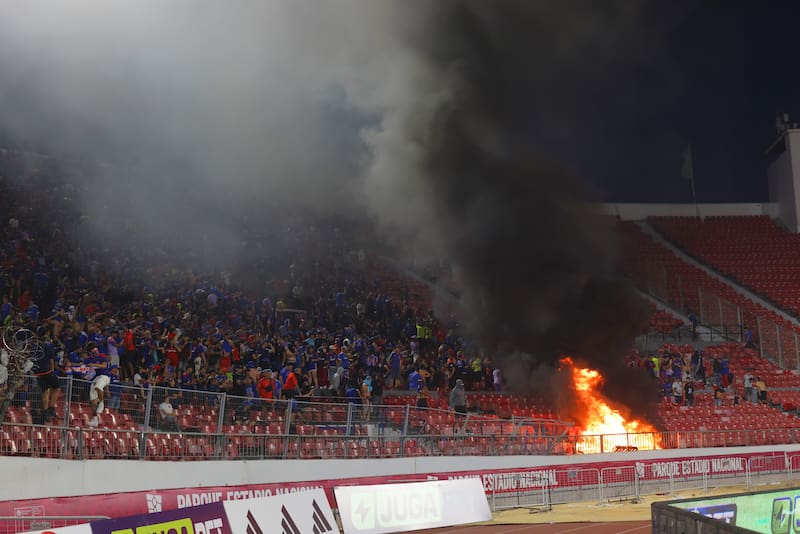 Los barristas delincuentes de la U incendian la galería sur. Así comenzó el campeonato azul.
Luis Quinteros/Photosport