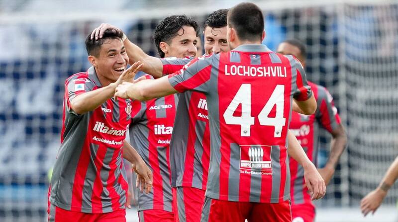 se lució con un zapatazo inatajable.