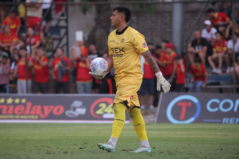 El portero atajando en Unión Española