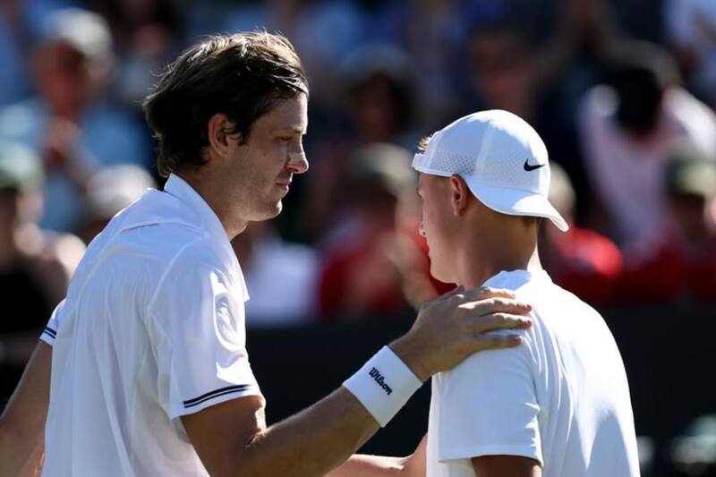 superó a Holger Rune por parciales de 4-6, 4-6, 7-5, 6-3 y 6-4.