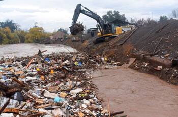 Cierran vertedero ilegal que bloqueó con basura al río Mapocho