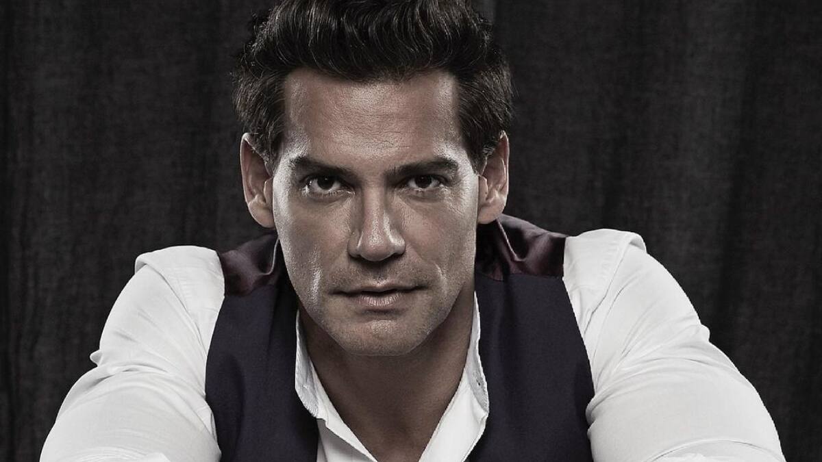 Lo acompañó Jacky Bracamontes: El look con el que Cristián de la Fuente se lució en el escenario de Miss Universo 2021