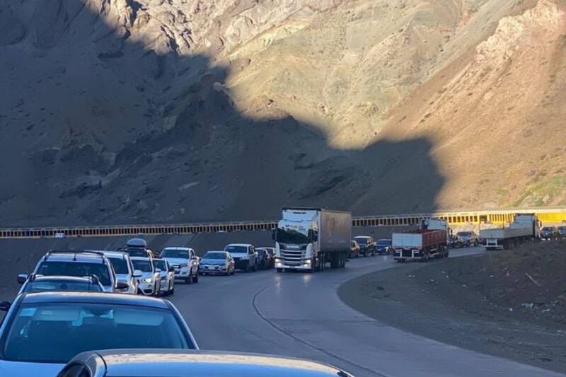 Paso Los Libertadores colapsa por cruce de argentinos a Chile.