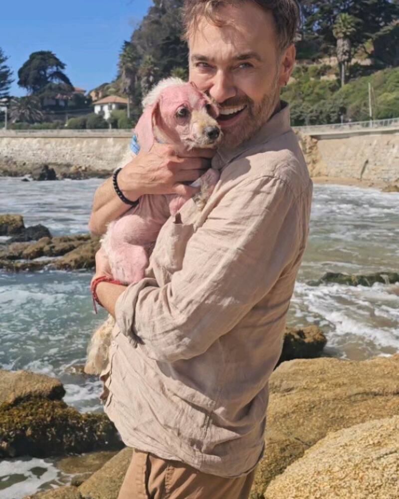 Jordi Castell adoptó a una perrita.
