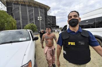 “Algo le pasó”: Fanáticos quedaron preocupados luego que Pablo Chill-E fuera “detenido” sobre el escenario de Lollapalooza Chile 2022