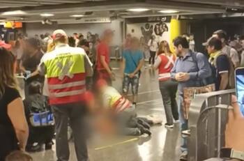 Metro evacuó estación Tobalaba tras riña entre grupo de jóvenes: Dos mujeres resultaron apuñaladas