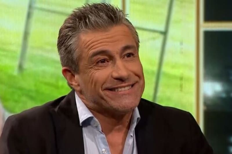 se emociona en su regreso al relato deportivo. Créditos: CHV