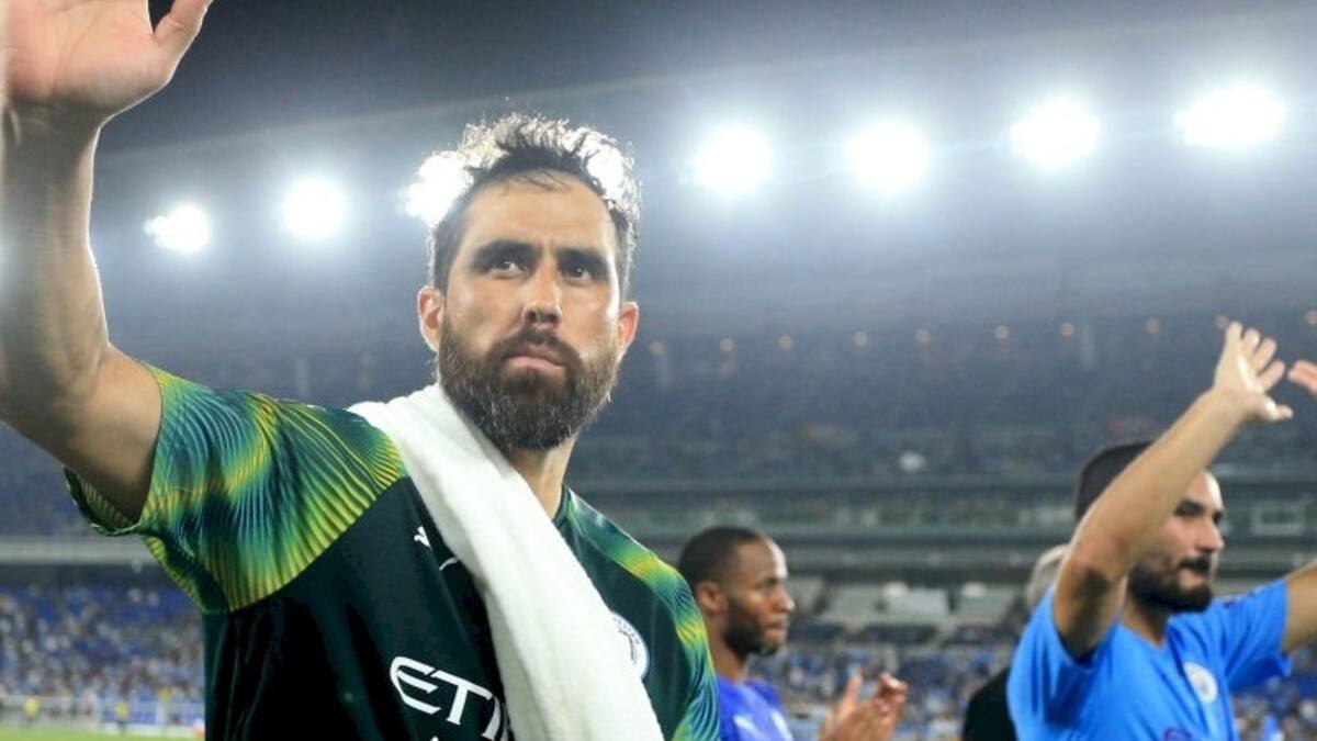 La reacción de los colocolinos sobre deseo de la esposa de Claudio Bravo de jugar en la UC