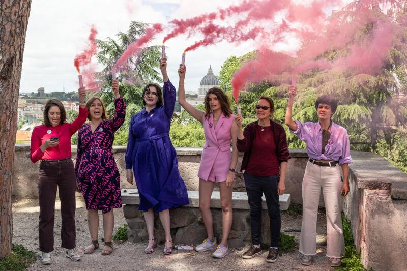 Cerca de la Capilla Sixtina lanzaron humo rosado en modo de protesta.