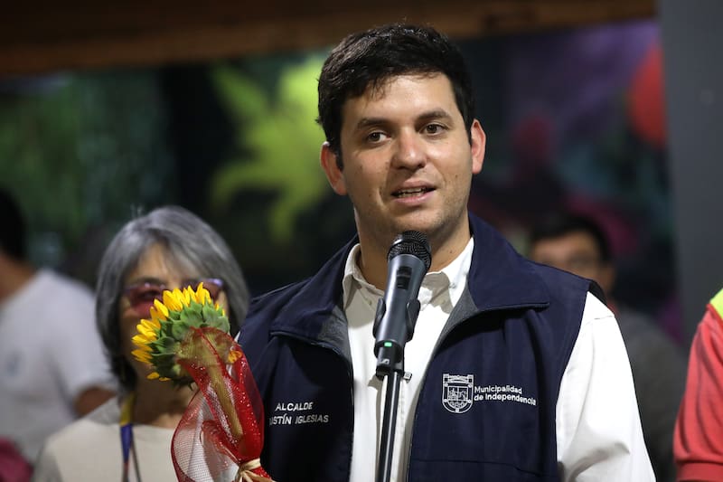 El alcalde de Independencia, en el foco de la polémica por la Supercopa, es acérrimo hincha de Universidad de Chile.