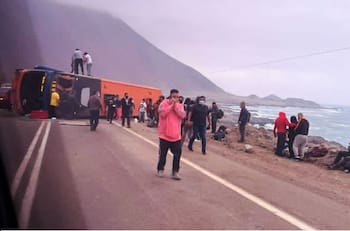 Iquique: Volcamiento de bus dejó al menos 40 personas lesionadas