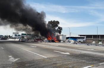 Colisión de vehículos en la autopista de Puebla-México dejó a 19 personas fallecidas