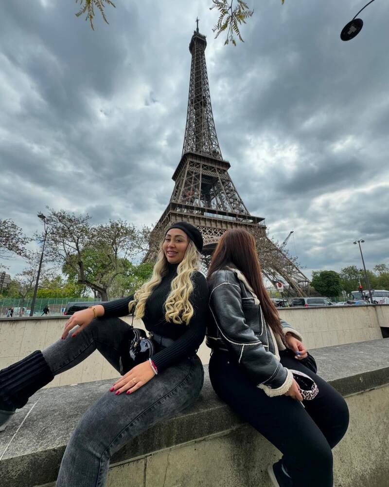 Naya Fácil y su hermana en París