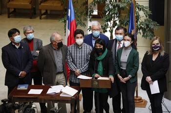 Ingresan Acusación Constitucional contra Ministro Raúl Figueroa con firmas de toda la oposición