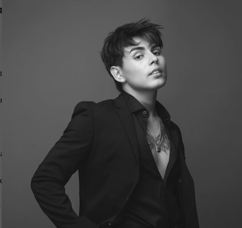 El joven artista imita a Luis Miguel.