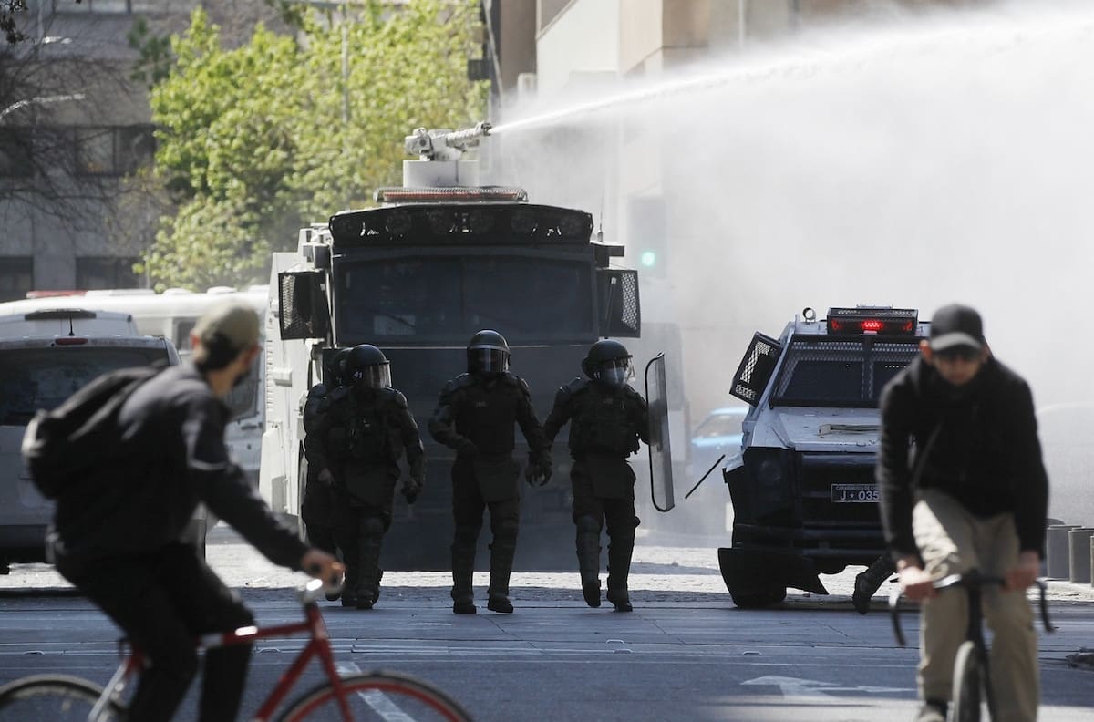 Marchas pro y anti inmigrantes dejan 12 detenidos en la Región Metropolitana