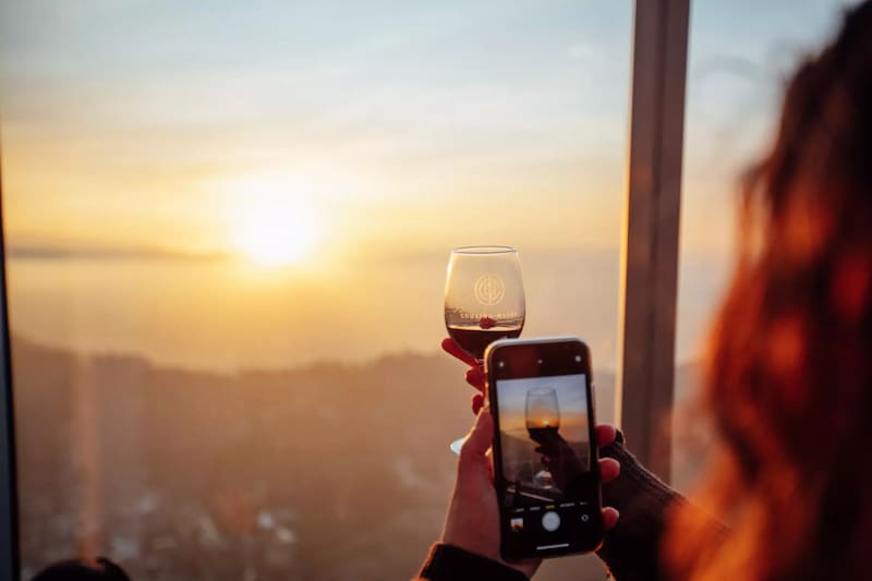 Ya sea desde las alturas o desde la ciudad, hay distintos lugares en la capital que ofrecen vistas imperdibles del cielo a esta hora del día. Crédito: Sky Costanera.