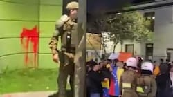 VIDEO | Carabineros resguarda embajada de Venezuela en Santiago