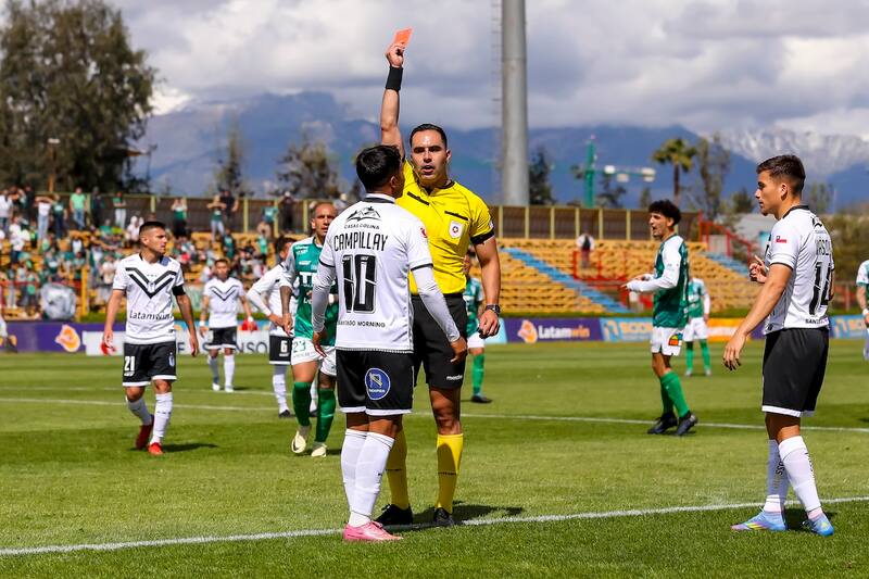 Ayer el Decano jugó con un hombre más durante 60' minutos y no pudo ganar. Lo mismo le ha pasado con Deportes Santa Cruz y Recoleta. Foto: Agencia Aton.