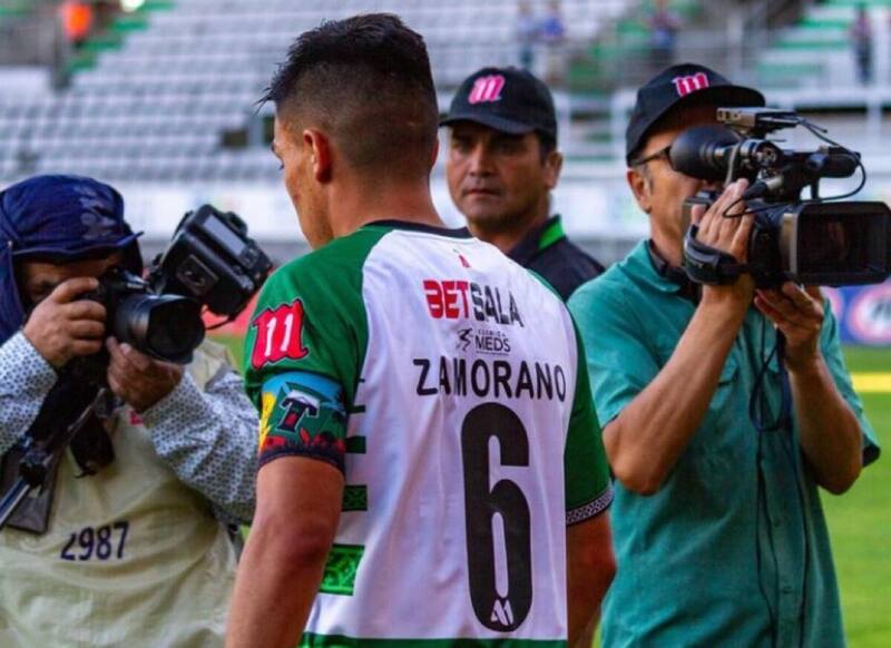 Claudio Zamorano porta la jineta de capitán de Deportes Temuco.