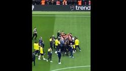 VIDEO | Se define el título en Turquía: jugadores de Galatasaray se pelean con los del Fenerbahce