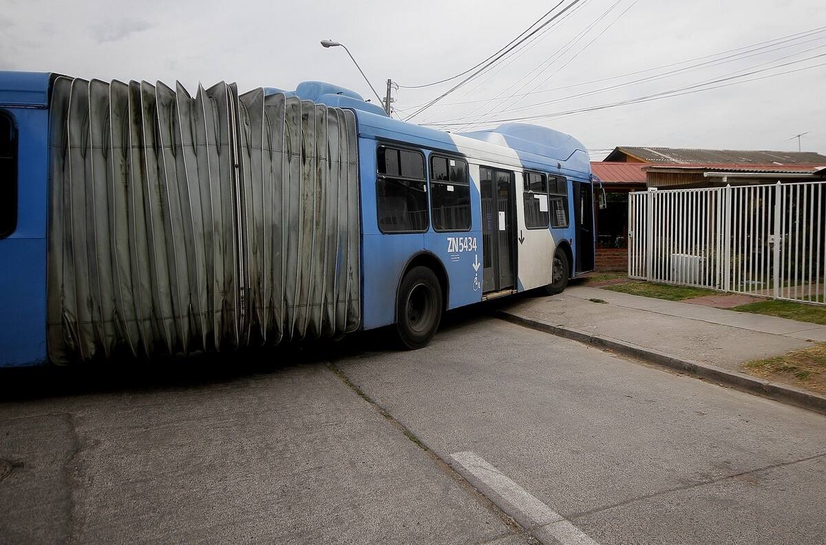 VIDEO | Era una micro "oruga": Hombre roba bus Red y se estrella contra dos viviendas en Maipú
