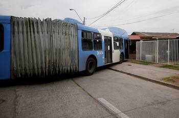 VIDEO | Era una micro "oruga": Hombre roba bus Red y se estrella contra dos viviendas en Maipú