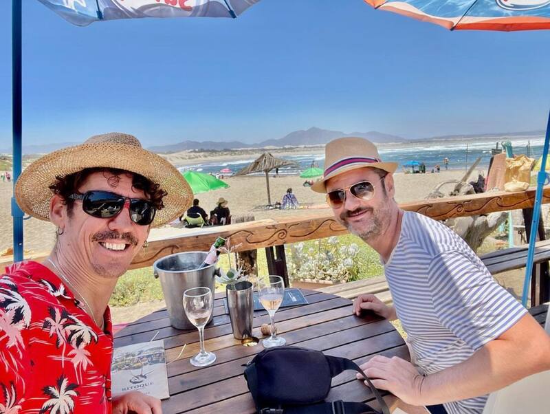 Celebra junto a su pareja.