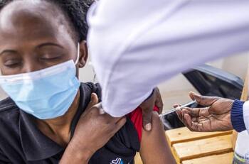 OMS reiteró a los países ricos retrasar tercera dosis de vacuna para ayudar a naciones más pobres