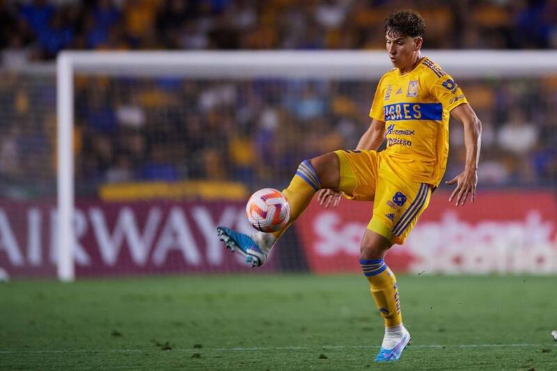 en partido con Tigres durante la temporada 2022-23.