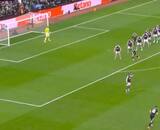 VIDEO | Dibu Martínez esperaba el centro, pero lo sorprendieron: el golazo que le marcaron en Premier League