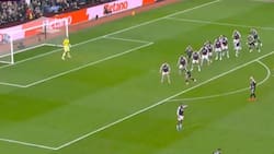 VIDEO | Dibu Martínez esperaba el centro, pero lo sorprendieron: el golazo que le marcaron en Premier League