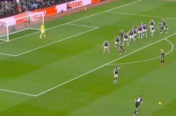 VIDEO | Dibu Martínez esperaba el centro, pero lo sorprendieron: el golazo que le marcaron en Premier League