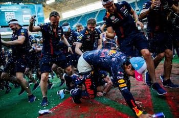 VIDEO | Integrante de Red Bull le grita a Checo Pérez “viejo sabroso” en plena celebración
