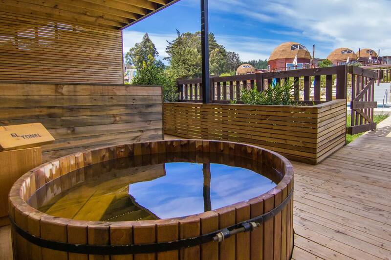 En el lugar también podrás disfrutar de tinajas de agua caliente por un cobro adicional. Créditos: Pichilemu Domos.