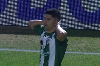 VIDEO | Para no creerlo: el insólito autogol desde mitad de cancha que se presenció en el fútbol argentino