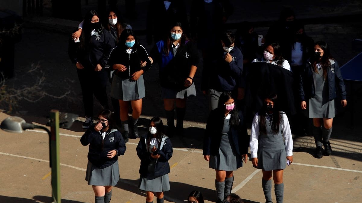 Marcha por violencia en colegios: Estudiantes avanzan hacia el Ministerio de Educación