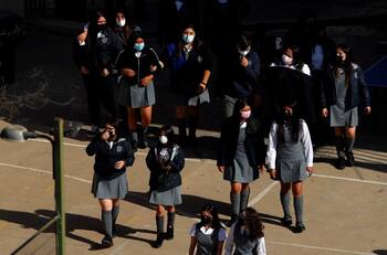 Marcha por violencia en colegios: Estudiantes avanzan hacia el Ministerio de Educación