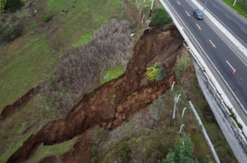 Alerta por nuevo socavón en Concón: Camino internacional podría ceder ante nuevo sistema frontal