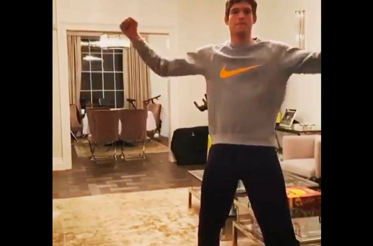 Marcos Alonso se aburrió del 10 toques challenge y suma un desafío para quedarse en casa