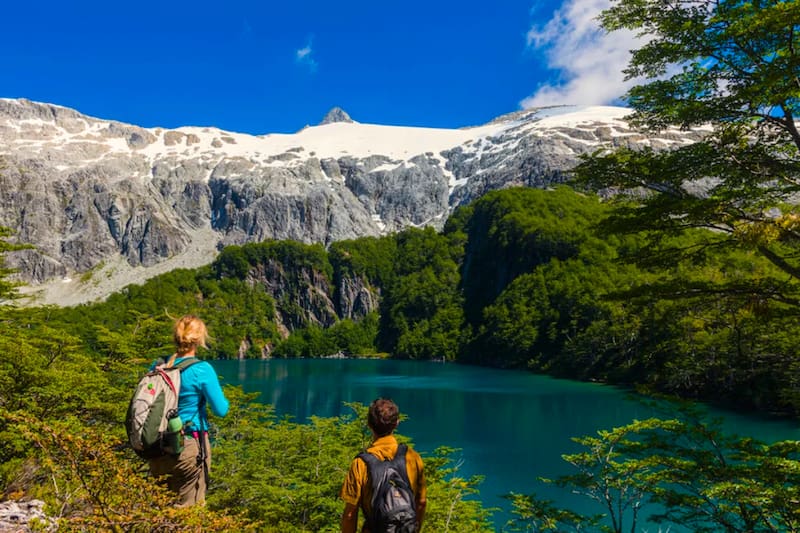 Se destaca por sus hermosos paisajes de verdes bosques, altas montañas y variedad de ríos y lagos con aguas cristalinas.