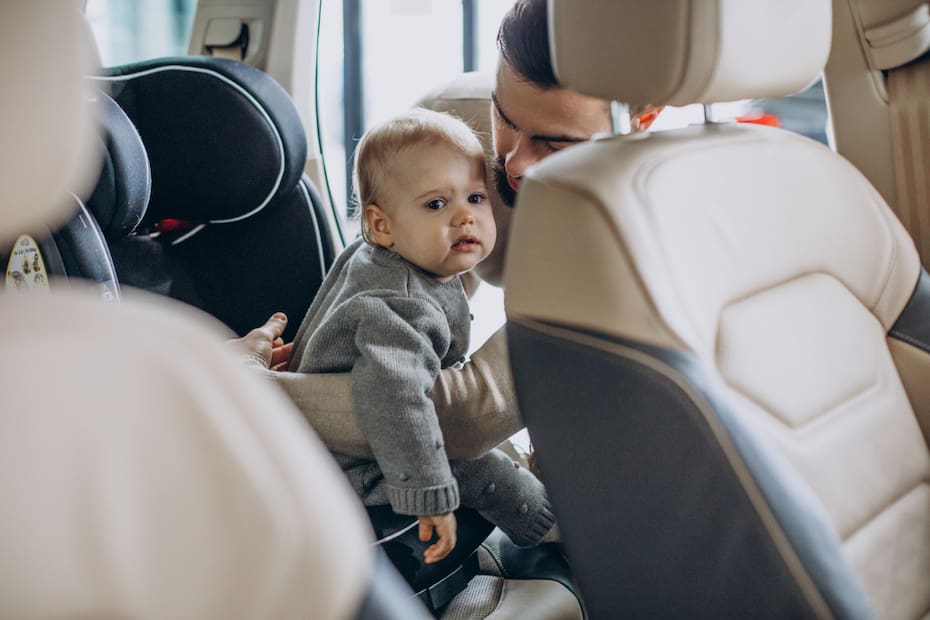 Todos los menores de nueve años deben transportarse en el asiento trasero del auto utilizando sistemas de retención infantil adecuados a su edad y talla.