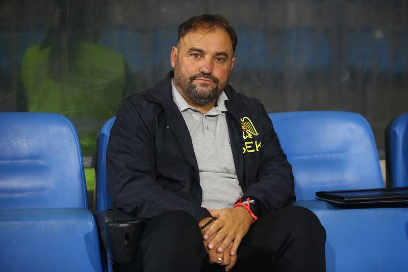 La imagen lo dice todo: el entrenador de Unión Española contempla el juego, mientras su cabeza trata de responder las interrogantes.